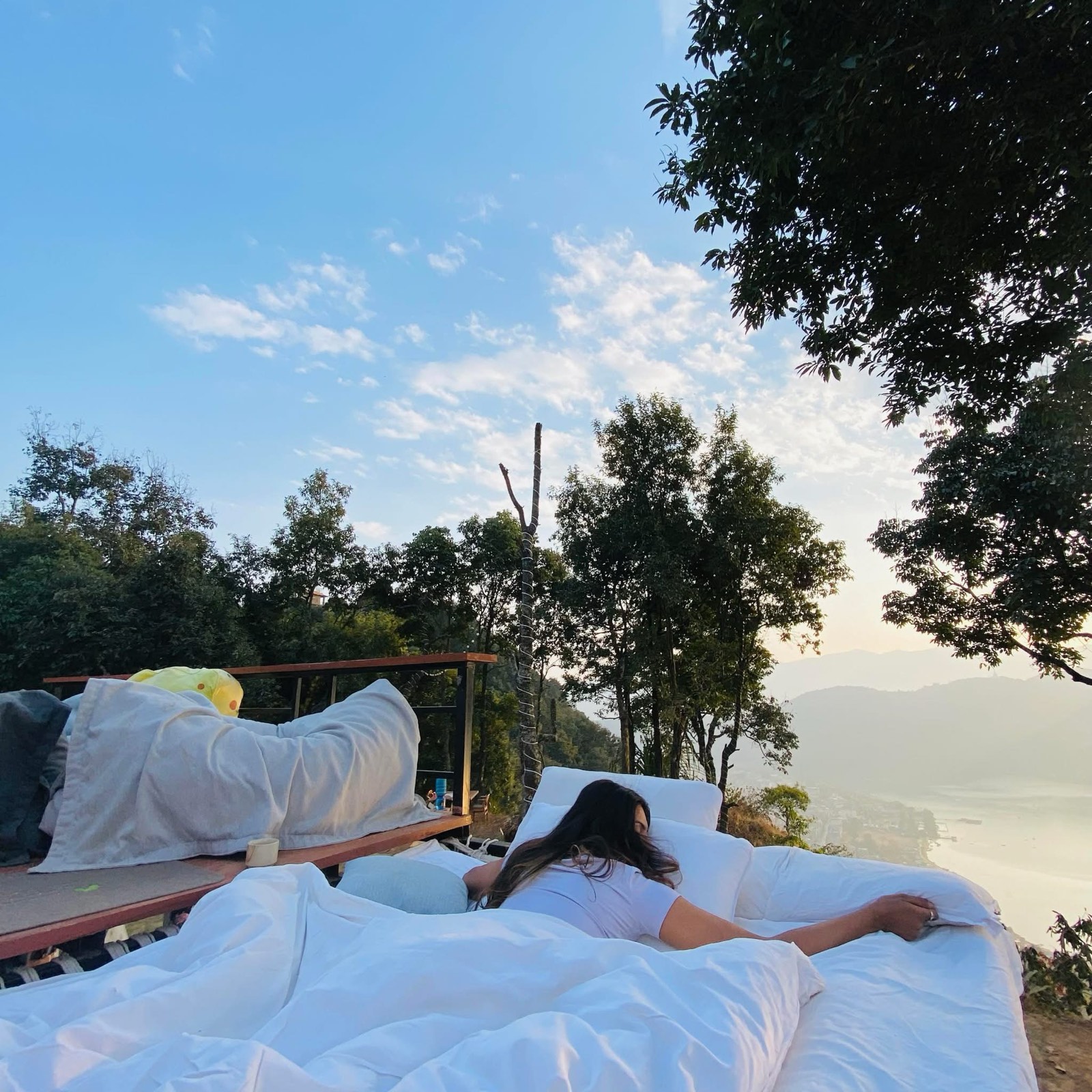 Wake up over the lake